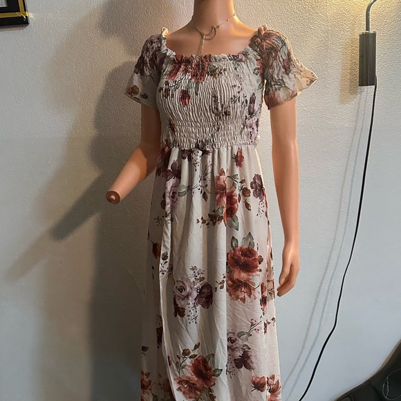 Boohoo Floral Maxi Dress in Cream and Red - Picture 3 of 11